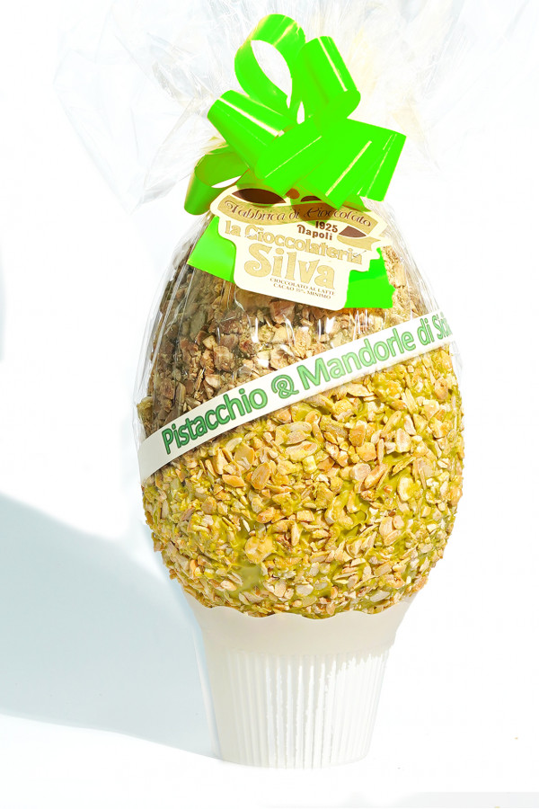 Base Cioccolato al pistacchio, strato di spalmabile al pistacchio ricoperto di granella di mandorle a fette