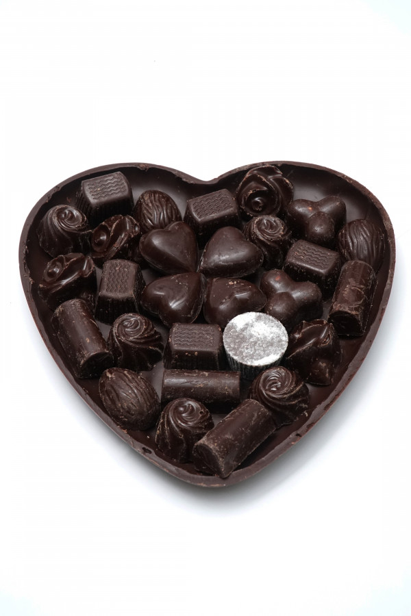 Cuore al cioccolato fondente artigianale e con 21 cioccolatini classici artigianali - San Valentino